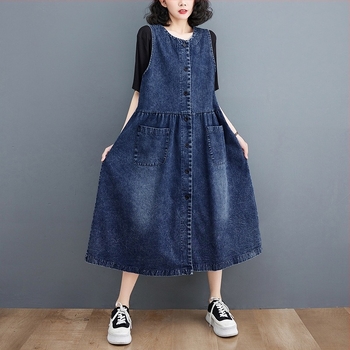 Denim ujjatlan ruha kör nyakú, egy soros gombolás, laza A-vonalú, midi hosszúság