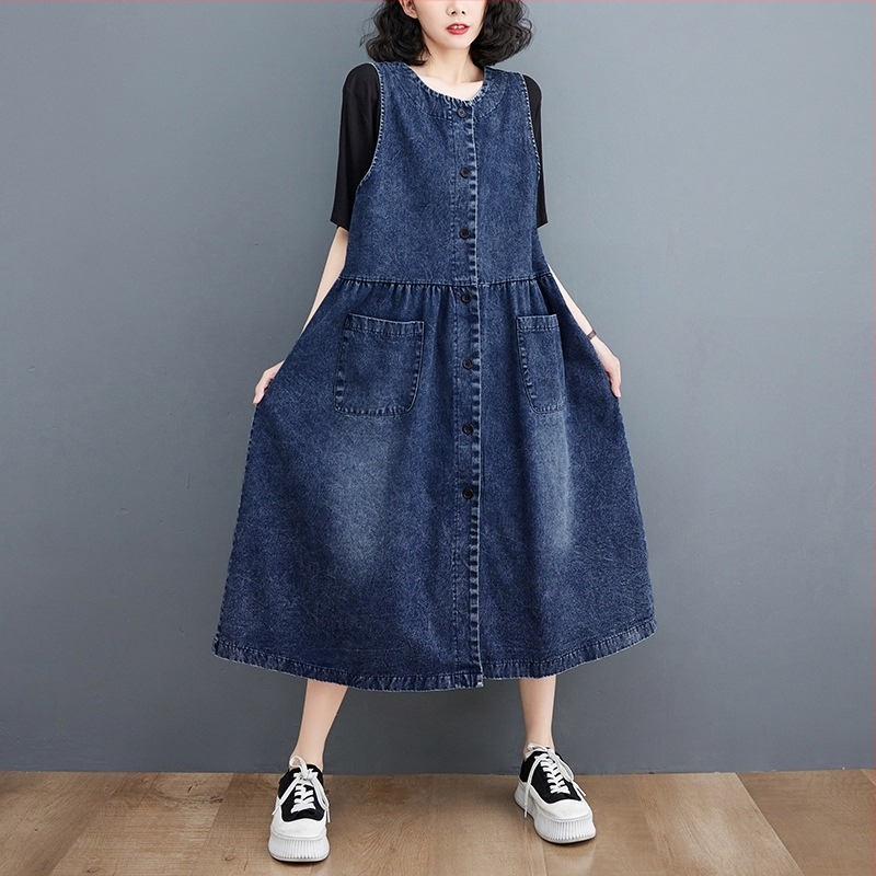 Denim ujjatlan ruha kör nyakú, egy soros gombolás, laza A-vonalú, midi hosszúság