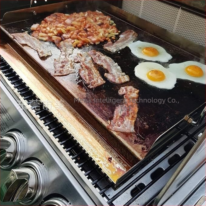 Rozsdamentes acél főzőlap, lapos tetejű betét, zsírzóvályú fogantyúval, gáz- és faszenes grillhez