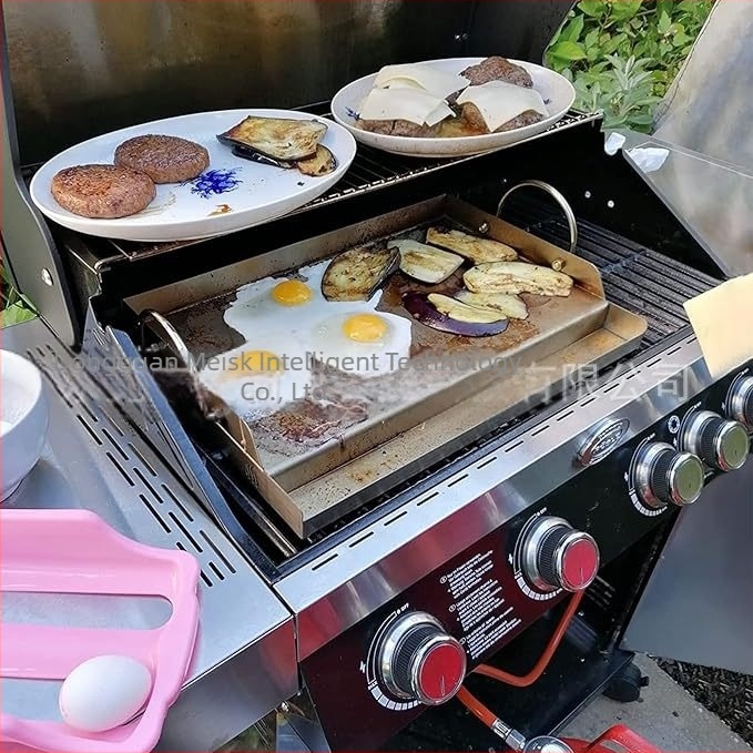 Rozsdamentes acél főzőlap, lapos tetejű betét, zsírzóvályú fogantyúval, gáz- és faszenes grillhez