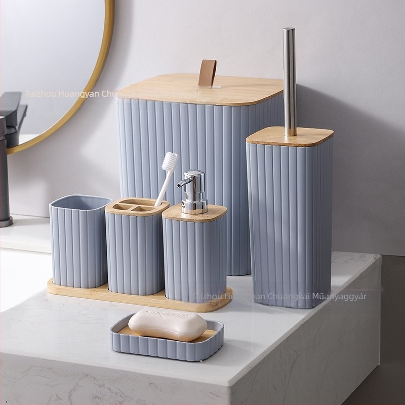 Európai stílusú, határokon átnyúló, csíkos bambuszból készült, fa mosdóruha, fürdőszoba, szállodai fürdőszoba, hét darabos rozsdamentes acél, fürdőszobai PP készlet