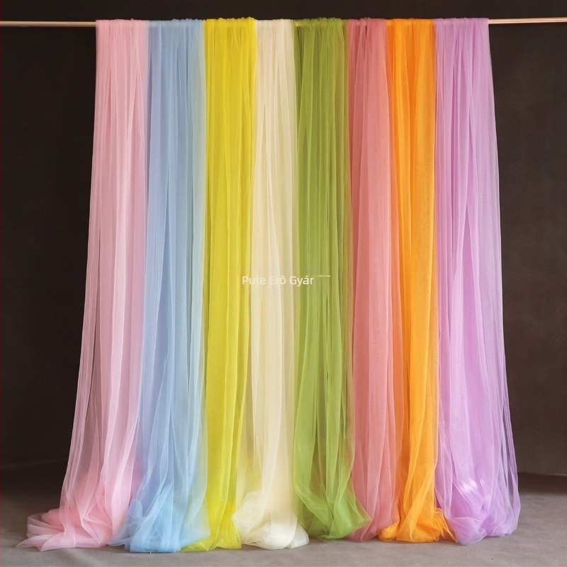 Kültéri Monet kerti jelenet elrendezése fátyol dopamin esküvői helyszín boltív dekoráció színes fátyol karnis anyag