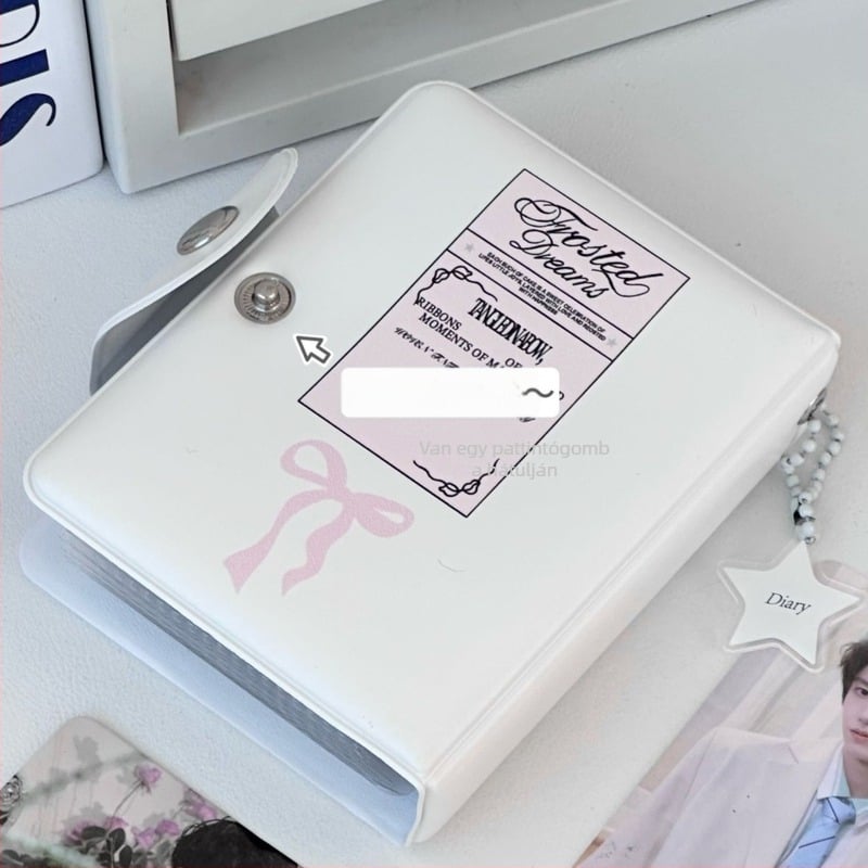 Ins Little Red Riding Book, ugyanolyan stílusú, szerelmes masnival díszített, palota alakú kártyakönyv, 7,6 cm-es Faroff Star Chasing kártyatároló album