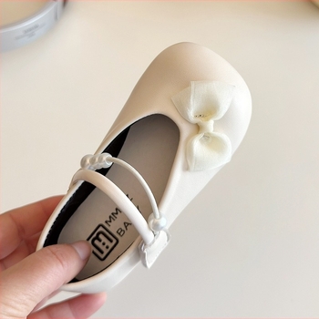 Lányka hercegnő cipők 2025 új tavaszi kislány gyöngy puha talpú bőr cipők baba lány divatos masni egyrétegű cipők