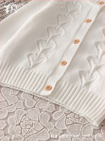 Őszi babaruhák Western stílusú hosszú ujjú kötött kabát krémfehér kereknyakú hosszú ujjú szív alakú kivagdosott rombusz gomb
