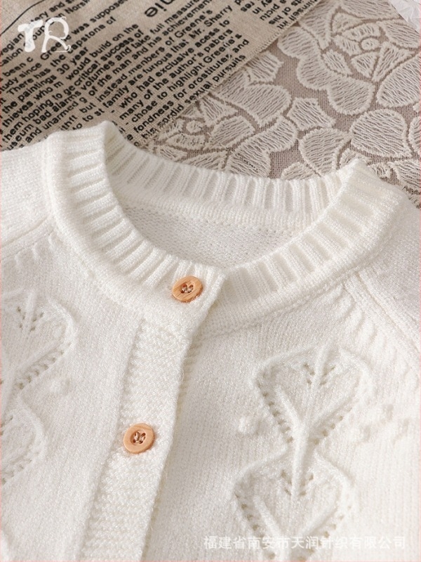 Őszi babaruhák Western stílusú hosszú ujjú kötött kabát krémfehér kereknyakú hosszú ujjú szív alakú kivagdosott rombusz gomb