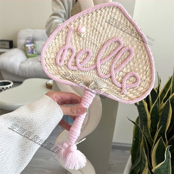 Kézzel készített aranyos legyező lányoknak és diákoknak nyáron, népszerű a közösségi médiában