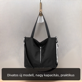 Nylon utazótáska tote stílusban, cipzáros nyitás, vízszintes négyzet alak, poliészter bélés, három vállpánt