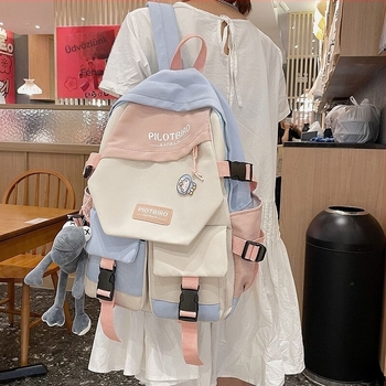 Hátizsák több rekeszes, nylon anyagból, 20–35 L kapacitás, cipzáras záródás, vízálló és kopásálló.