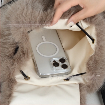 Női plüss vödortáska, nagy kapacitású, zsinóros záródás, függőleges négyszögletes siluett, belső bélés nélküli, mindennapi használatra