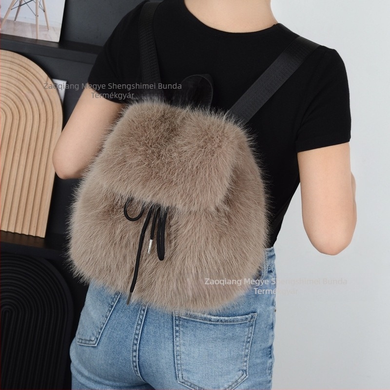 Női plüss vödortáska, nagy kapacitású, zsinóros záródás, függőleges négyszögletes siluett, belső bélés nélküli, mindennapi használatra