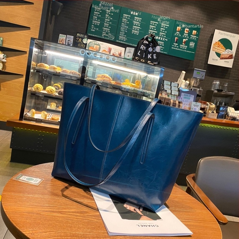 Női valódi bőrből készült Tote táska – nagy kapacitás, üzleti utazási stílus, Oilwax bőr, cipzáras zárás, belső réteg.