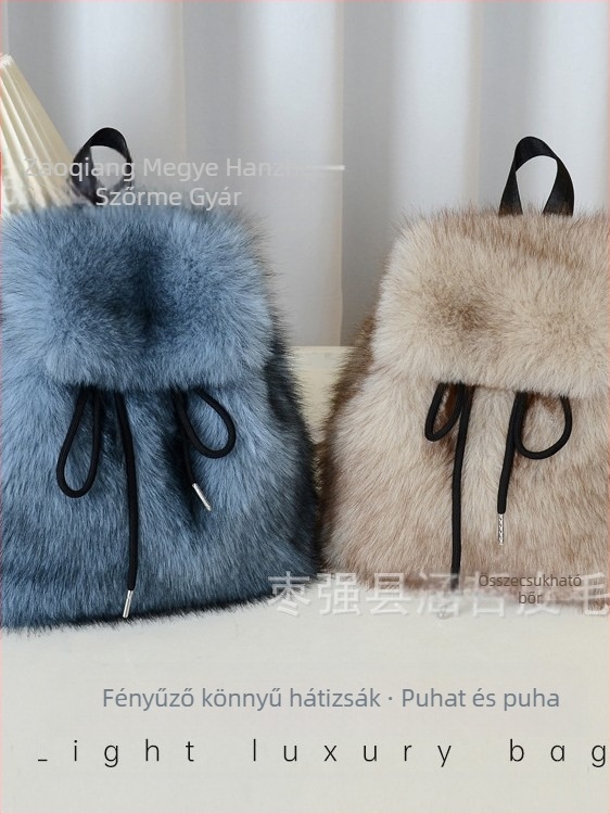 Plüss anyagú hátizsák, crossbody stílus, húzózáras záródás, kapucsuk magnetes csattal, belső zsebek telefonhoz, személyazonosítóhoz és kamerához