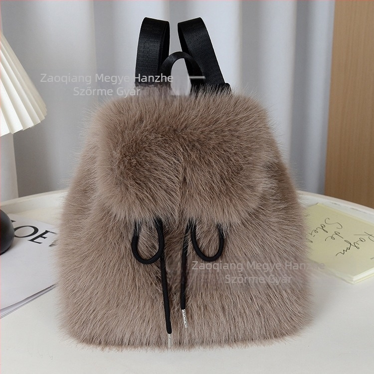 Plüss anyagú hátizsák, crossbody stílus, húzózáras záródás, kapucsuk magnetes csattal, belső zsebek telefonhoz, személyazonosítóhoz és kamerához