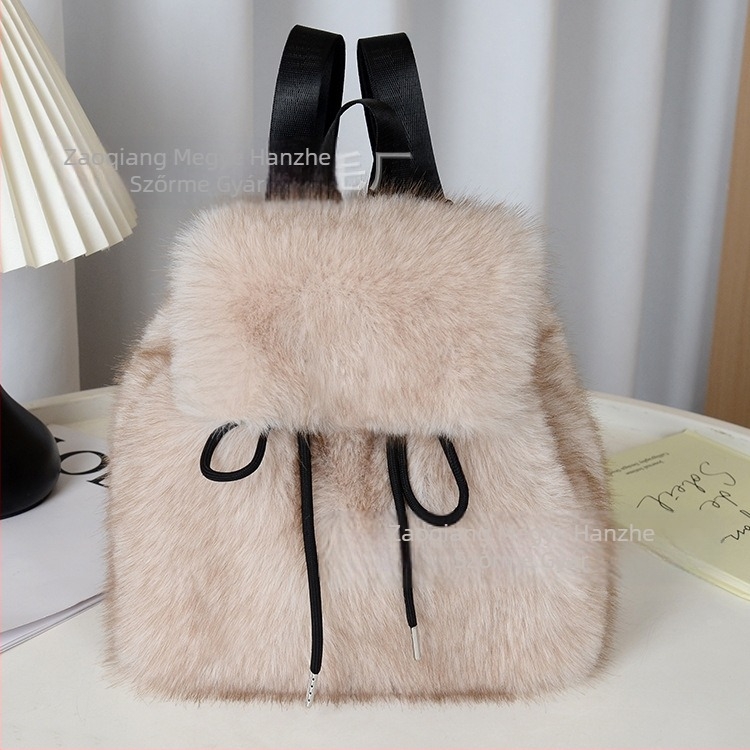 Plüss anyagú hátizsák, crossbody stílus, húzózáras záródás, kapucsuk magnetes csattal, belső zsebek telefonhoz, személyazonosítóhoz és kamerához