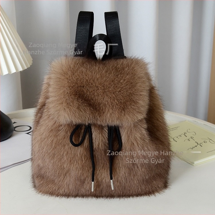 Plüss anyagú hátizsák, crossbody stílus, húzózáras záródás, kapucsuk magnetes csattal, belső zsebek telefonhoz, személyazonosítóhoz és kamerához