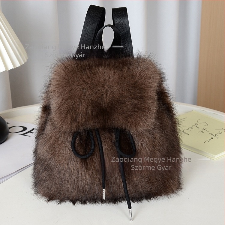 Plüss anyagú hátizsák, crossbody stílus, húzózáras záródás, kapucsuk magnetes csattal, belső zsebek telefonhoz, személyazonosítóhoz és kamerához