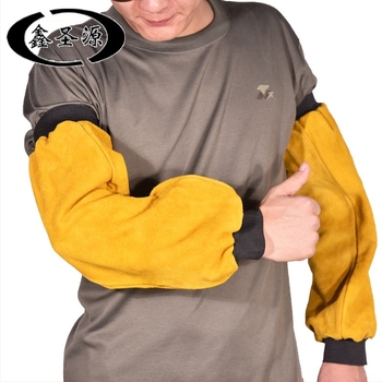 Hegesztő ujjvédők marhabőrből, hőszigeteléssel, égés- és kopásállósággal, tűzálló béléssel; súlya kb. 0,4 kg; alkalmas elektromos hegesztéshez és olvasztáshoz