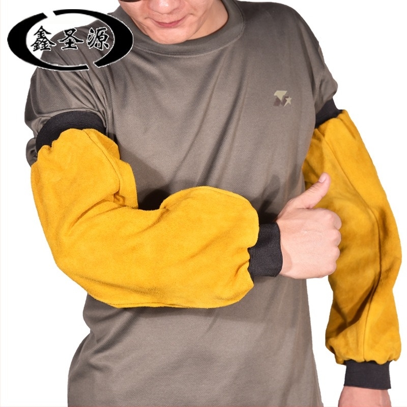 Hegesztő ujjvédők marhabőrből, hőszigeteléssel, égés- és kopásállósággal, tűzálló béléssel; súlya kb. 0,4 kg; alkalmas elektromos hegesztéshez és olvasztáshoz