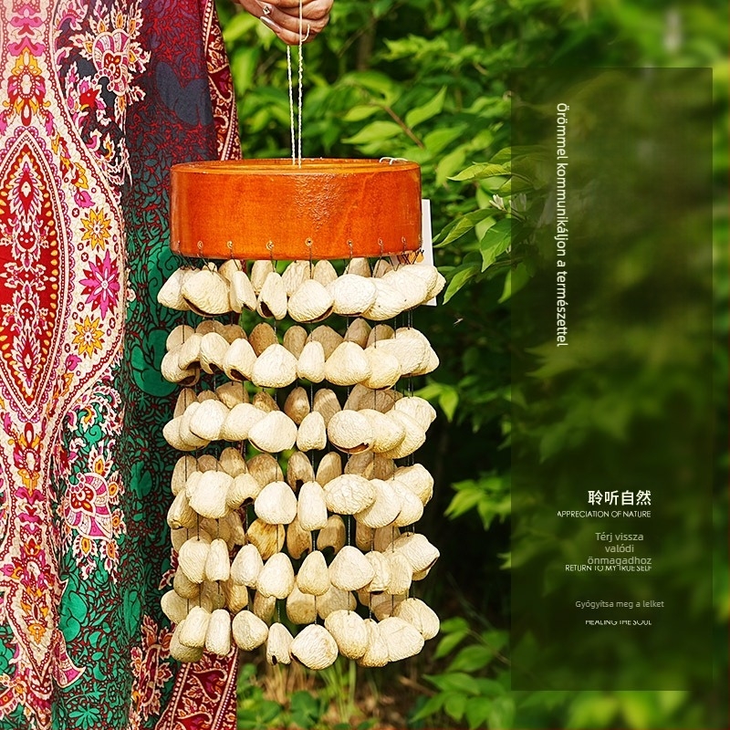 Fenyőfa medál kézi haranggal és szélcsengővel, modern minimalista stílus