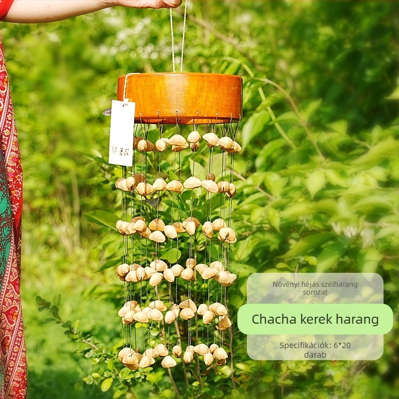 Fenyőfa medál kézi haranggal és szélcsengővel, modern minimalista stílus