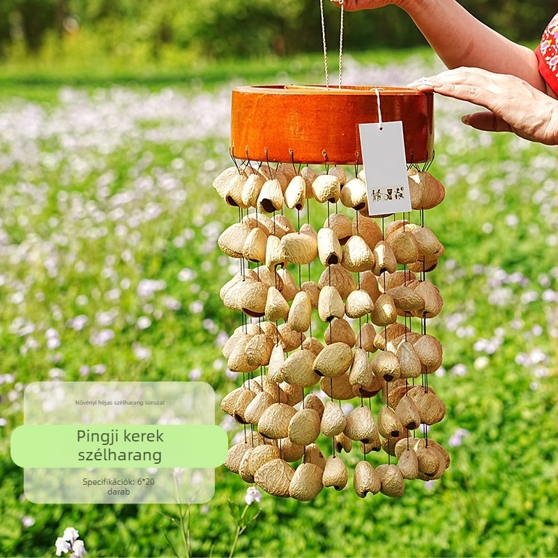 Fenyőfa medál kézi haranggal és szélcsengővel, modern minimalista stílus