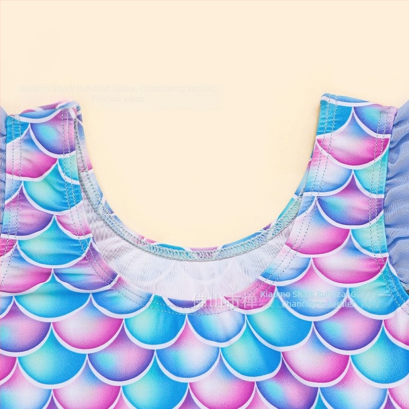 Lányoknak készült egyrészes gyerek fürdőruha halpikkely mintával, ujj nélküli, gyorsan száradó, magas rugalmasságú poliészter anyag 82%, bélés