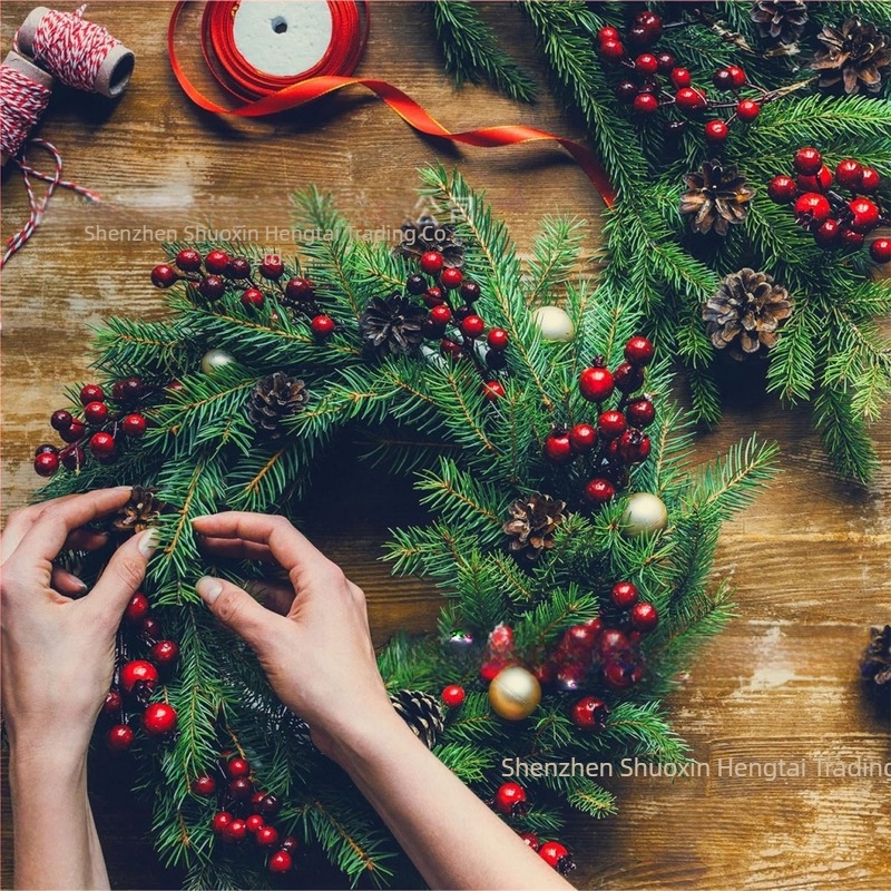 60-ágú műfenyő ágak piros bogyókkal, műanyag, karácsonyi dekoráció