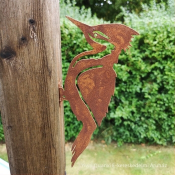 Vasból készült harkály kerti medál, idilli stílusú, PP zacskóban egyedi csomagolásban