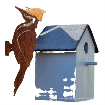 Vasból készült harkály kerti medál, idilli stílusú, PP zacskóban egyedi csomagolásban