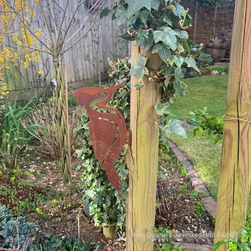 Vasból készült harkály kerti medál, idilli stílusú, PP zacskóban egyedi csomagolásban