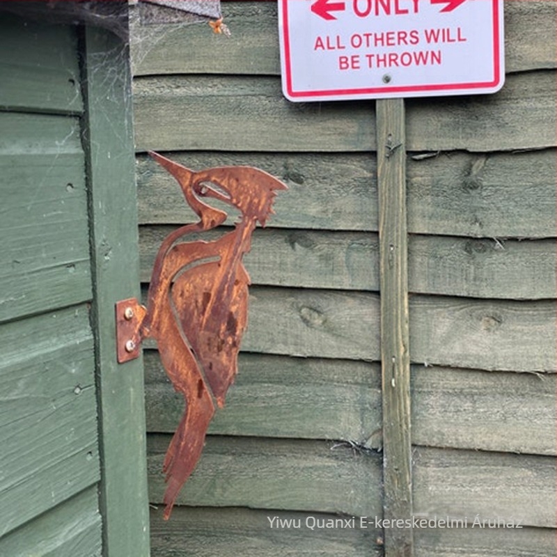 Vasból készült harkály kerti medál, idilli stílusú, PP zacskóban egyedi csomagolásban