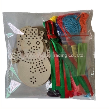 Fából készült keresztszemes medálkészlet – karácsonyi díszek a fára, 10 darab, hóember és mézeskalács ember stílusban