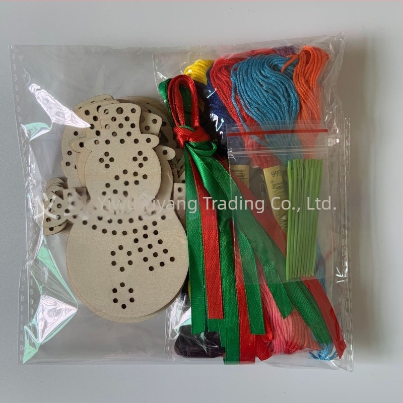 Fából készült keresztszemes medálkészlet – karácsonyi díszek a fára, 10 darab, hóember és mézeskalács ember stílusban