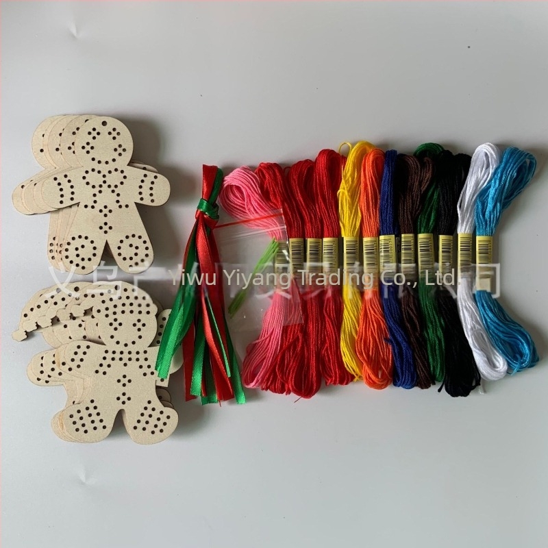 Fából készült keresztszemes medálkészlet – karácsonyi díszek a fára, 10 darab, hóember és mézeskalács ember stílusban