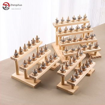 Konuszos, fából készült gyűrűkészítő állvány — háromrétegű / kétszintes dizájn, vintage művészi ékszer kiállítás