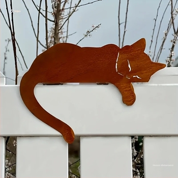 Alvó macska szobor kültéri kerthez, sziluetta, kerítés tetejére szánt dísz, sütőben égetett felület