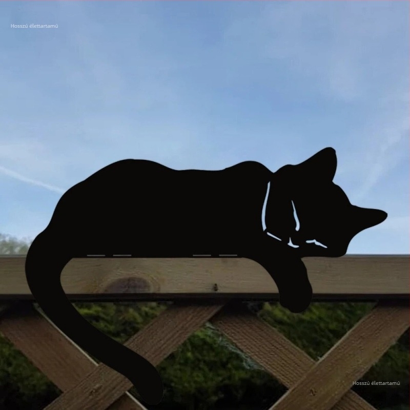 Alvó macska szobor kültéri kerthez, sziluetta, kerítés tetejére szánt dísz, sütőben égetett felület