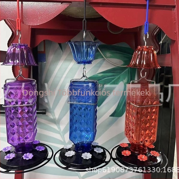 Kertben lógó madáretető, műanyagból, szabálytalan alakú, modern művészeti stílus, injekciós formázás