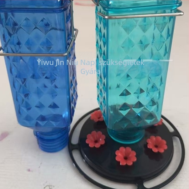 Kertben lógó madáretető, műanyagból, szabálytalan alakú, modern művészeti stílus, injekciós formázás