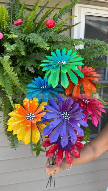 Fém kerti karó virágokhoz, modern minimalista stílus, növényi motívum, táj virág dekoráció, félkézi, félgépes gyártás