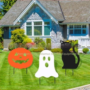 Fém Halloween-kerti jelzőtábla fényesen világító motívumokkal: koponya, szellem, tök, démon és fekete macska