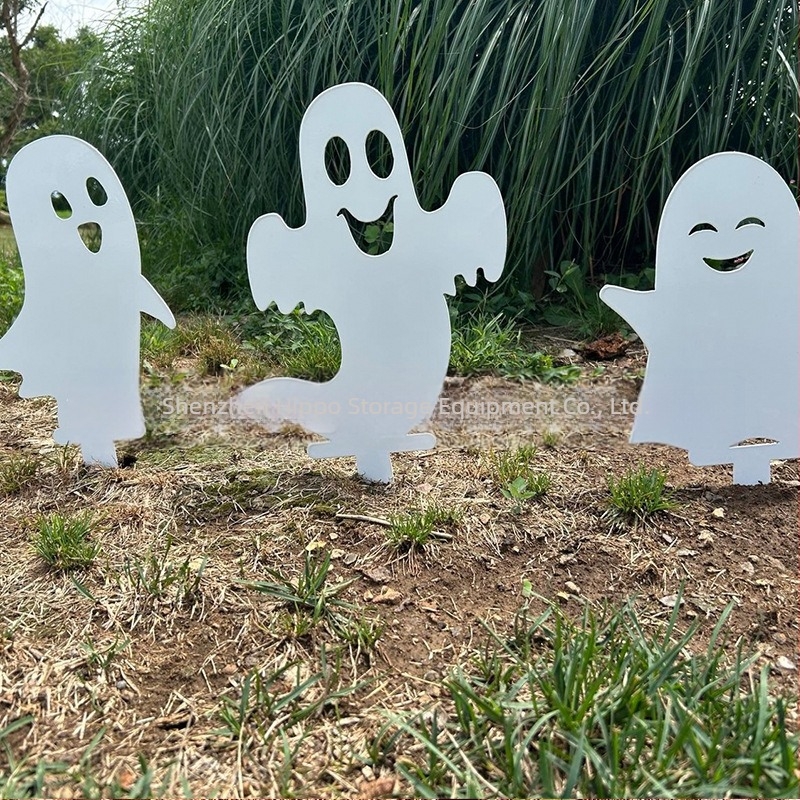 Fém Halloween-kerti jelzőtábla fényesen világító motívumokkal: koponya, szellem, tök, démon és fekete macska