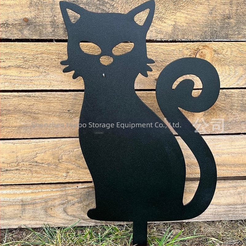 Fém Halloween-kerti jelzőtábla fényesen világító motívumokkal: koponya, szellem, tök, démon és fekete macska