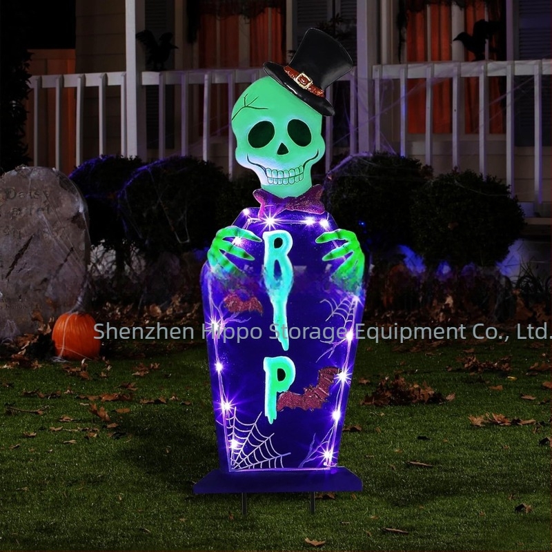 Fém Halloween-kerti jelzőtábla fényesen világító motívumokkal: koponya, szellem, tök, démon és fekete macska