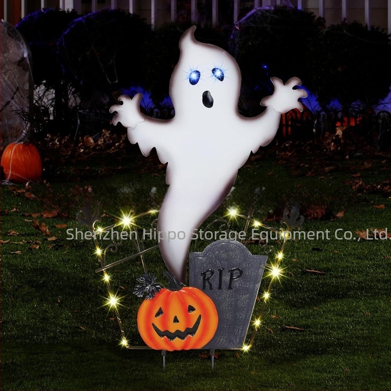 Fém Halloween-kerti jelzőtábla fényesen világító motívumokkal: koponya, szellem, tök, démon és fekete macska