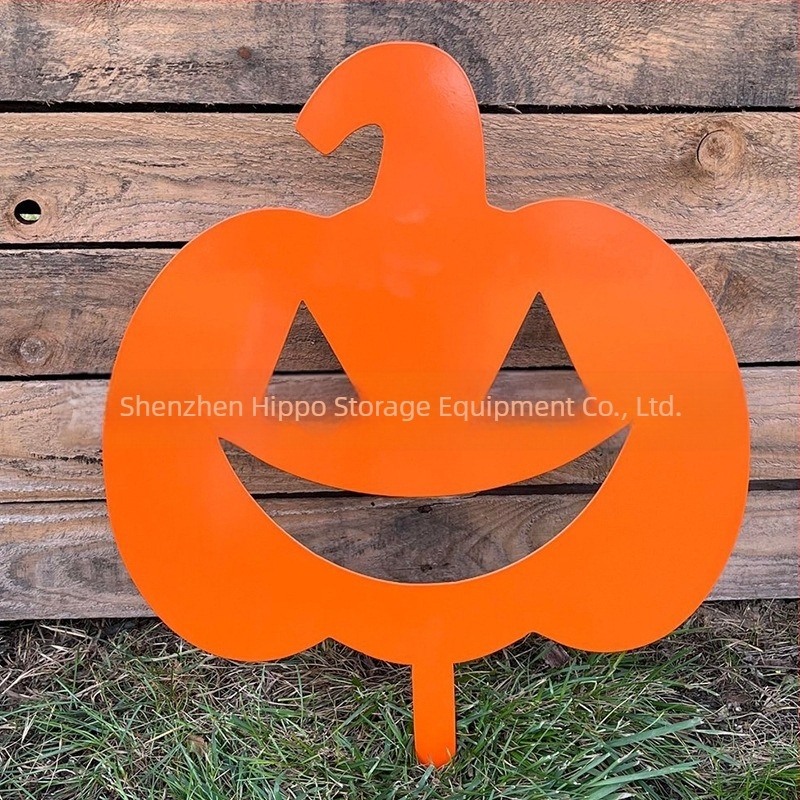 Fém Halloween-kerti jelzőtábla fényesen világító motívumokkal: koponya, szellem, tök, démon és fekete macska