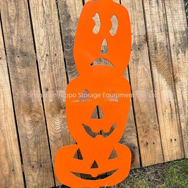 Fém Halloween-kerti jelzőtábla fényesen világító motívumokkal: koponya, szellem, tök, démon és fekete macska