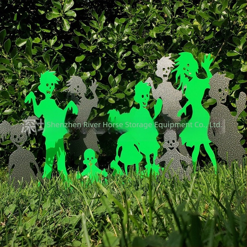 Fém Halloween-kerti jelzőtábla fényesen világító motívumokkal: koponya, szellem, tök, démon és fekete macska