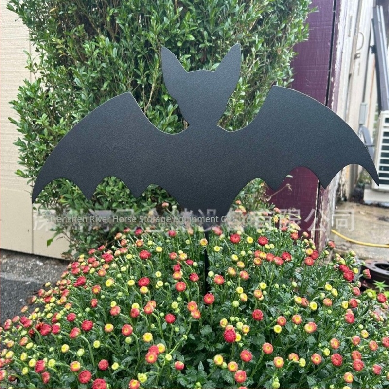 Fém Halloween-kerti jelzőtábla fényesen világító motívumokkal: koponya, szellem, tök, démon és fekete macska